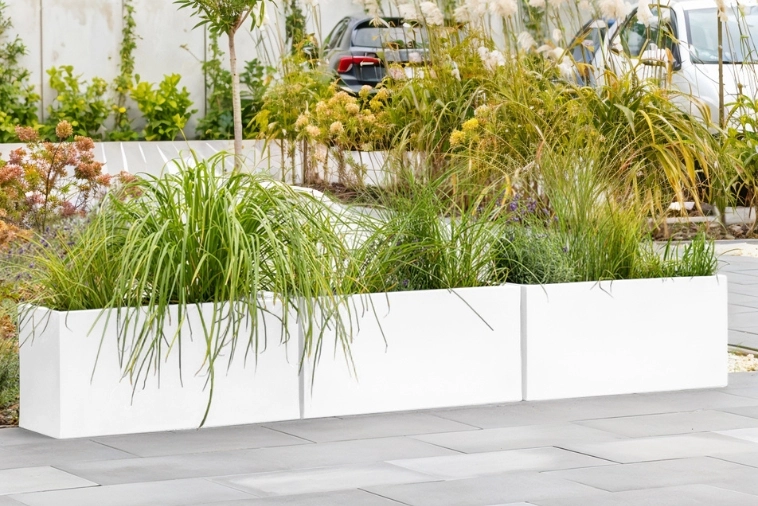 Pojemne donice na taras Long Midi od Monumo w kolorze białym